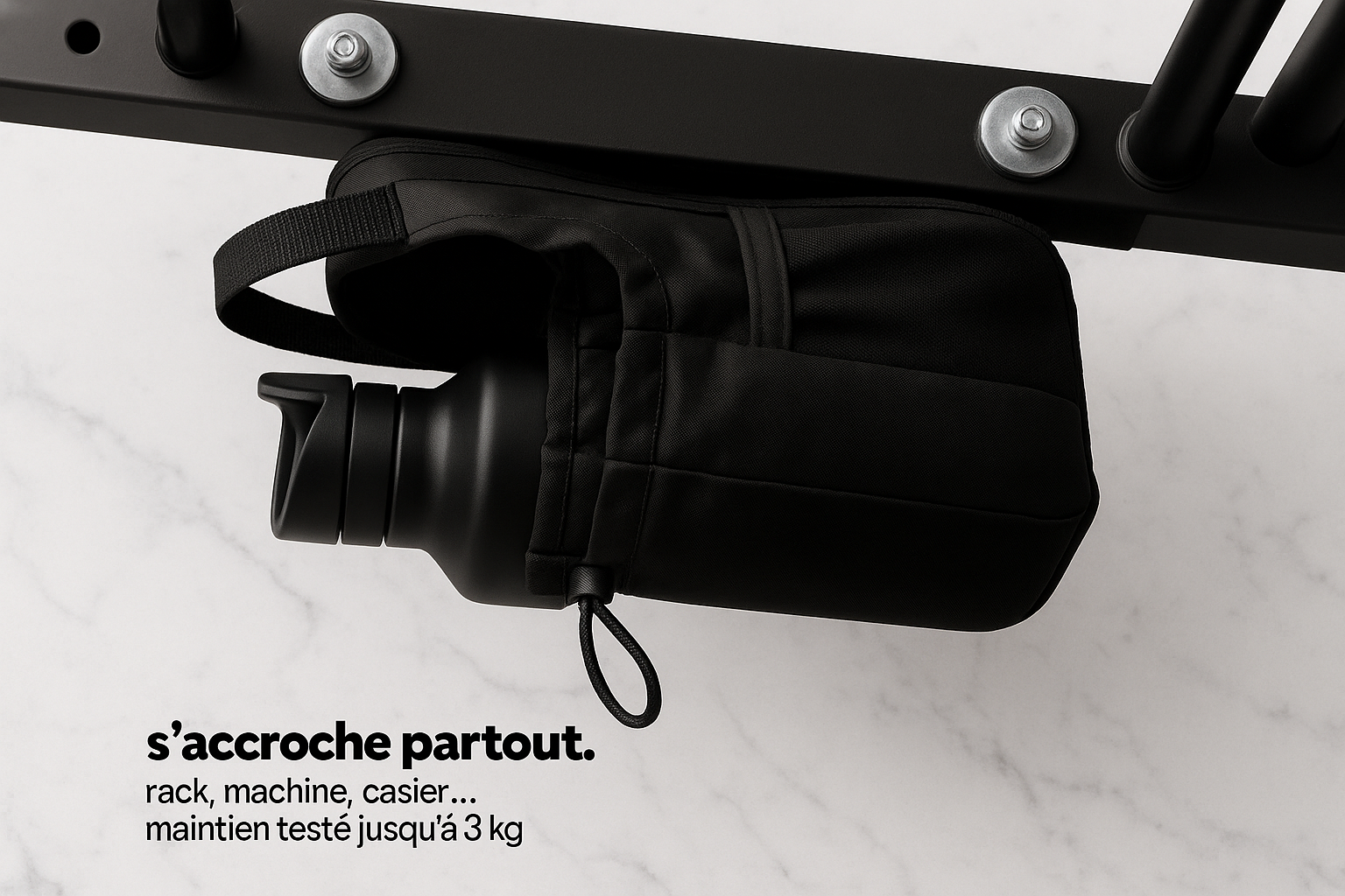 Gourde noire sur fond marbre blanc